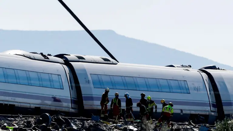 CONSUMUR asesora a los pasajeros sobre sus derechos ante las cancelaciones de trenes como consecuencia de la tragedia en Toledo